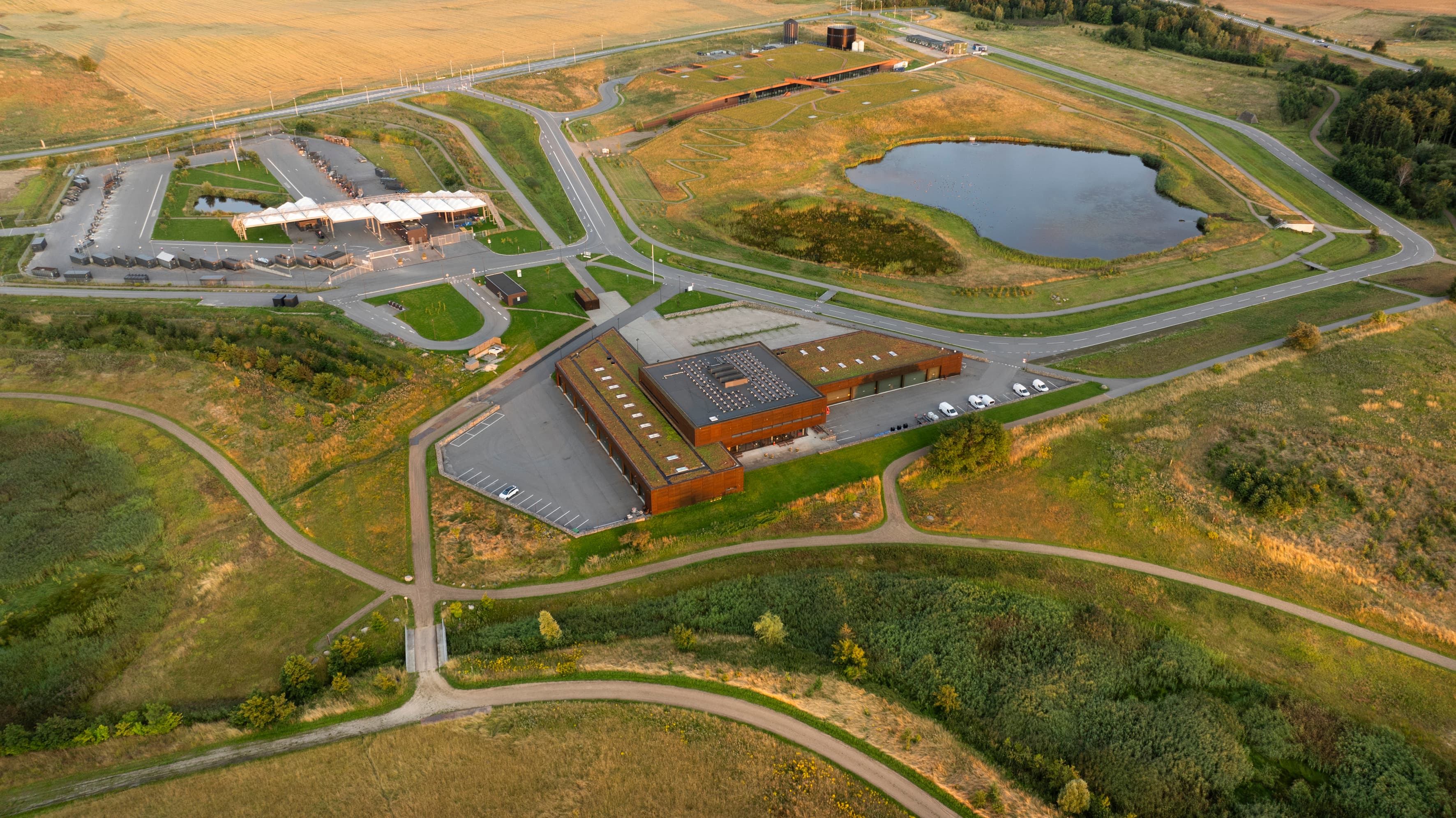 Fugleperspektiv af Hillerød Forsynings multiforsyningsselskab, der illustrerer forsyningsanlæg og infrastruktur